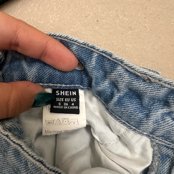 Ripped jeans size Small. - Picture 3 of 4